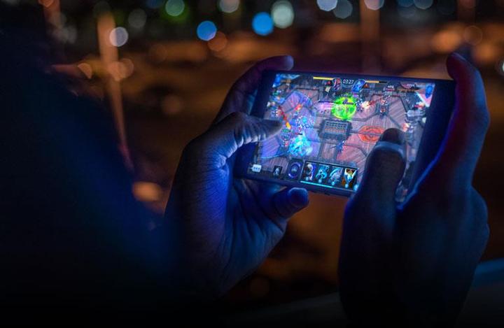 Produktbild Razer Phone 2 (64 GB, Black, 5.72", Single SIM, 12 Mpx, 4G)