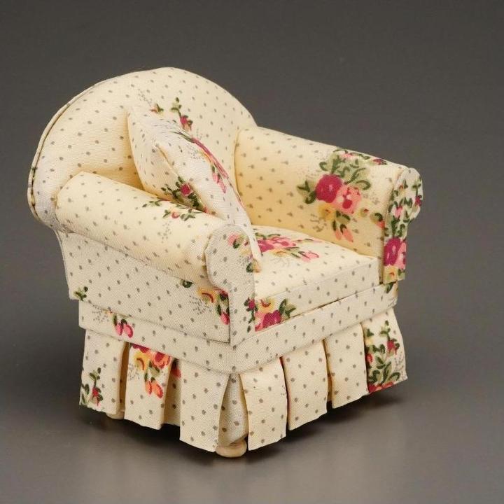 Immagine prodotto Reutter 001.743/4 - Poltrona imbottita con decorazione a rose, miniatura