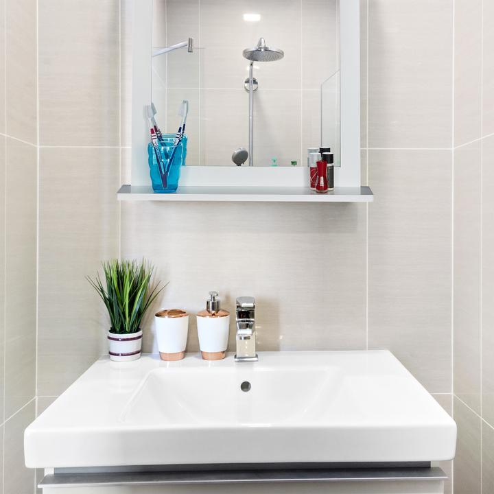 Immagine prodotto Relaxdays Specchio bagno con mensola per bagno (56 x 10 x 68 cm)