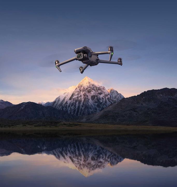 Produktbild DJI Mavic 3 Classic mit RC Fernsteuerung (46 min, 895 g, 20 Mpx)
