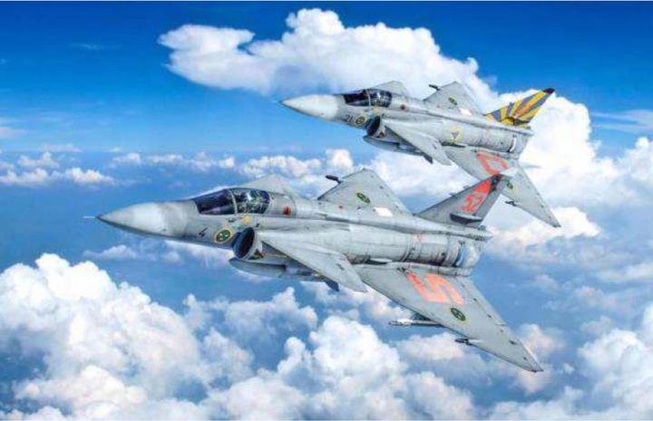 Actual product image Italeri SAAB JA 37 Jaktviggen