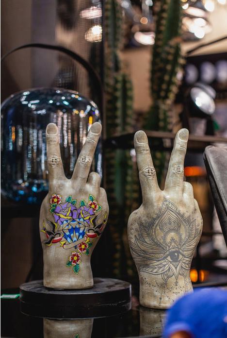 Produktbild Kare Design Deko Hand Victory Tattoo Eye 36cm