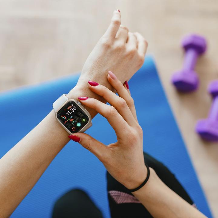 Produktbild Spigen Thin Fit Apple Watch 7/8 41mm starlight ACS04185