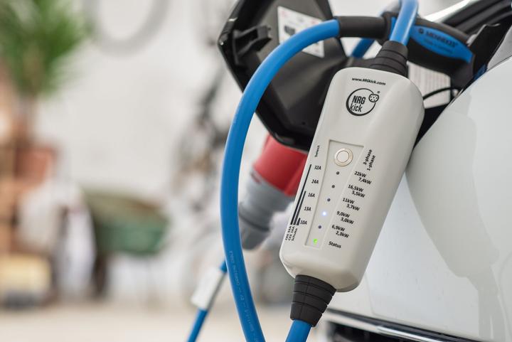Actual product image NRGkick 16A, type 2, light (Type 2, 11 kW, 16 A, CEE 16)