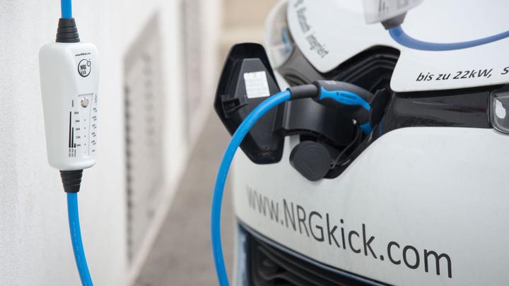 Actual product image NRGkick 16A, type 2, light (Type 2, 11 kW, 16 A, CEE 16)
