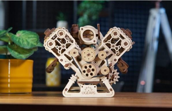 Produktbild Ugears MOTEUR V8 776PCS (FR-DE-EN-POL-ES-UKR)