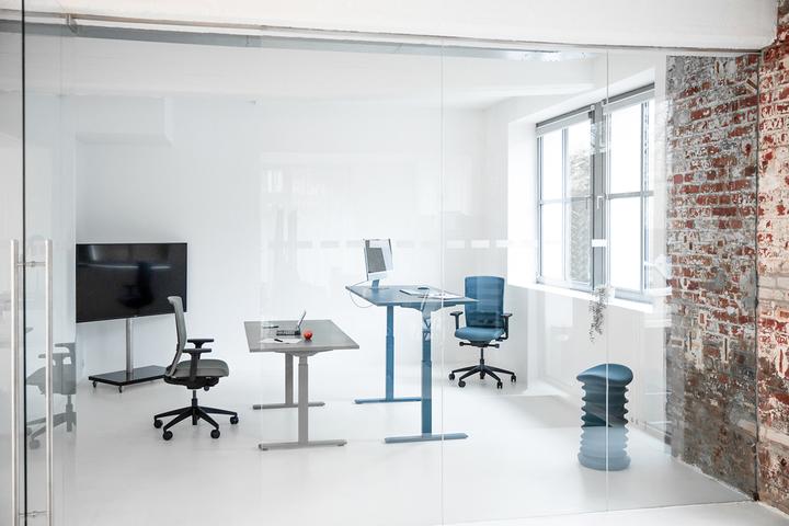 Produktbild Topstar E-Table elektrisch höhenverstellbarer Schreibtisch petrolblau rechteckig, T-Fuss-Gestell blau (80 x 68 cm)