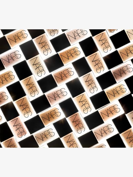 Immagine prodotto NARS Cosmetics Fondazione che riflette la luce (Festa di Babbo Natale)