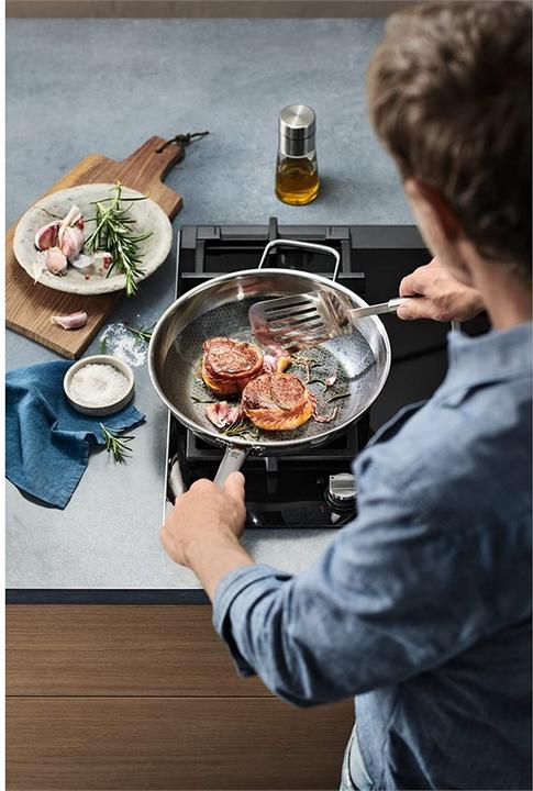 Produktbild WMF Wokpfanne Edelstahlpfanne 28cm Wabenboden Profi Resist Induktion beschichtet (28 cm, Bratpfanne, Edelstahl)