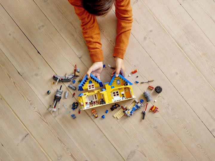 Actual product image LEGO Emmet's Dream House/Rescue Rocket (70831)