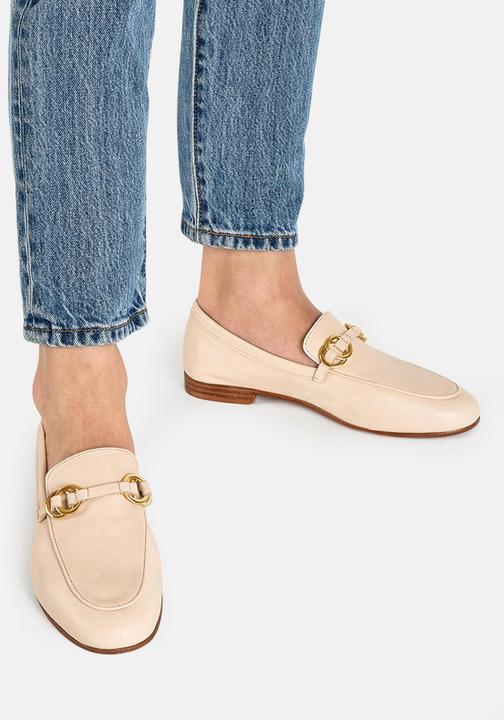 Actual product image Inuovo With this stylish and classic slip-on shoe from you will always be in style on important occasions. (37)
