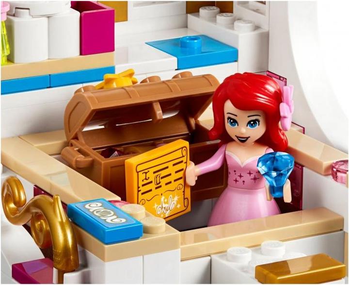 Actual product image LEGO Ariel royal wedding boat (41153, LEGO Disney)