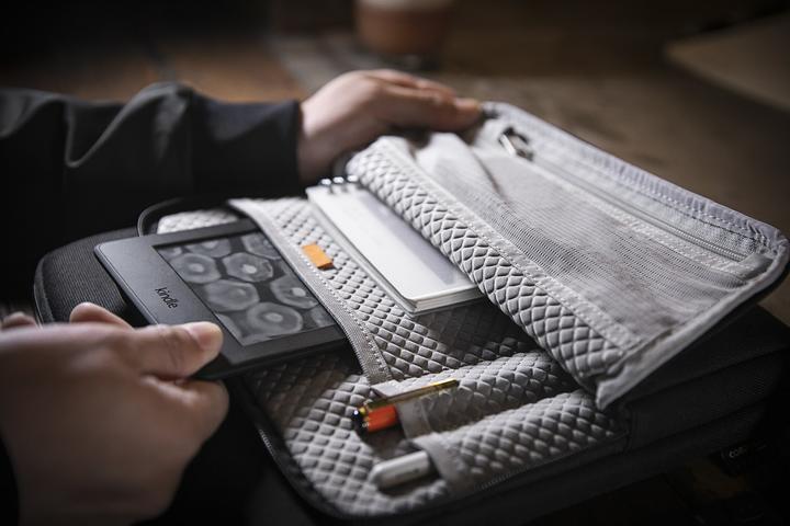 Actual product image tomtoc H13 (9.7-11") Tablet Sleeve (iPad Air 2014 (2. Gen), iPad Pro 11 2020 (2. Gen), iPad Pro 10.5 2017 (1. Gen), iPad Pro 10.5 2019 (2nd Gen), iPad Pro 11 2018 (1. Gen), iPad Air 2020 (4. Gen), iPad Air 2022 (5th Gen), iPad Air 2019 (3. Gen))