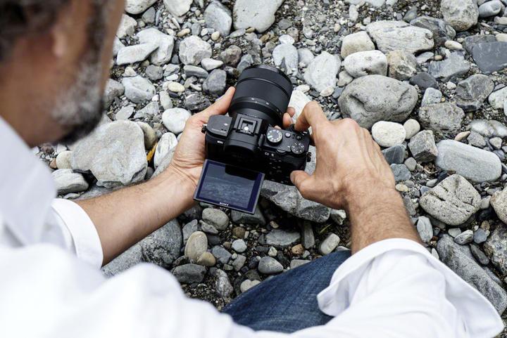 Produktbild Sony Alpha 7 II (28 - 70 mm, 24 Mpx, Vollformat)