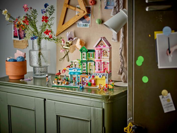 Produktbild LEGO Heartlake City Wohn- und Einkaufsstrasse (42670, LEGO Friends)