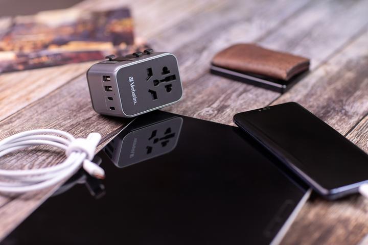 Productafbeelding Verbatim Universele Reisadapter met 1 x USB-C PD 30W & QC 3.0 / 2 x USB-C / 2 x USB-A