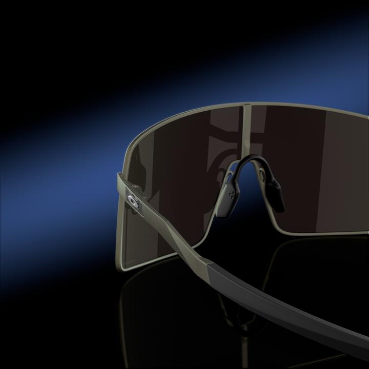 Actual product image Oakley Sutro TI lunettes de sport (Satin lead, Prizm Sapphire)