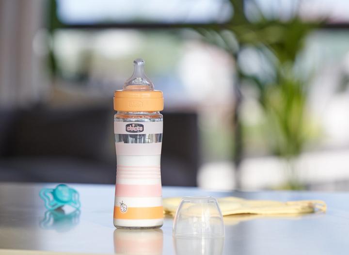 Immagine prodotto Chicco Biberon, vetro, 0% BPA, 240 ml, tettarella fisiologica in silicone, 1 foro, flusso lento - GIALLO (240 ml)