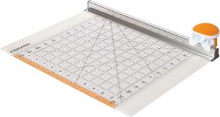 Fiskars Couteau rotatif Ø 45 mm avec règle, 12" x 12", Orange/Blanc, 1016264 (8 feuilles, 300 x 300 mm)
