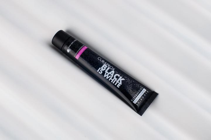 Produktbild Curaprox Black is White mit Aktivkohle (90 ml)
