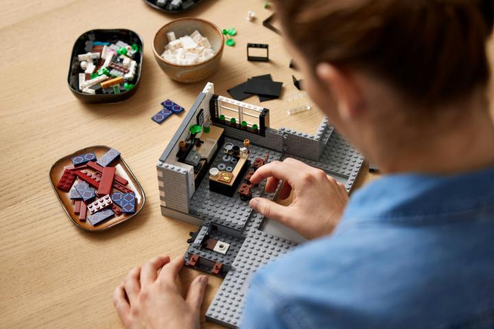 Produktbild LEGO Queer Eye - The Fab 5 Loftas (10291) (10291, LEGO Creator Expert, LEGO Seltene Sets)