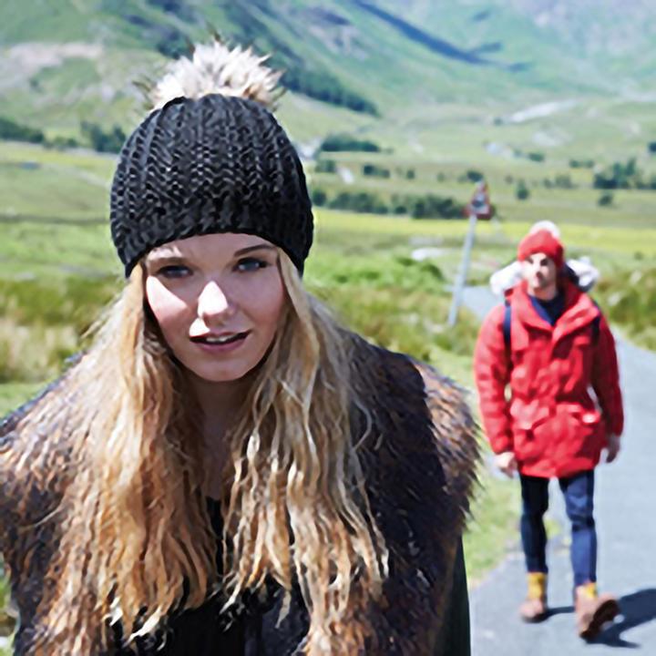 Image du produit Beechfield Bonnet de laine avec pompon en fausse fourrure (Taille unique)