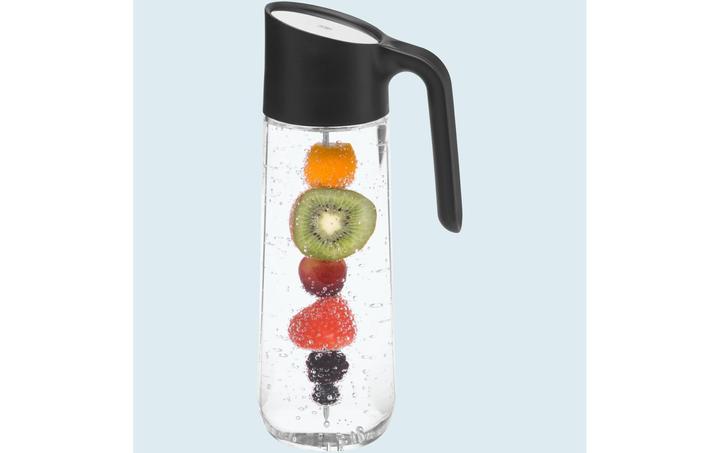Produktbild WMF Wasserkaraffe 1l Glaskaraffe mit Griff Fruchtspiess Nuro CloseUp-Verschluss (1 l)