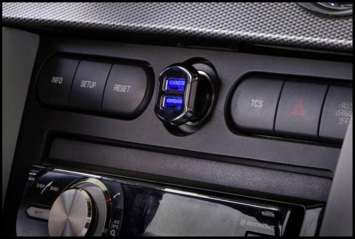 Produktbild Scosche reVOLT 12W + 12W Dual USB Auto Ladegerät, iPad