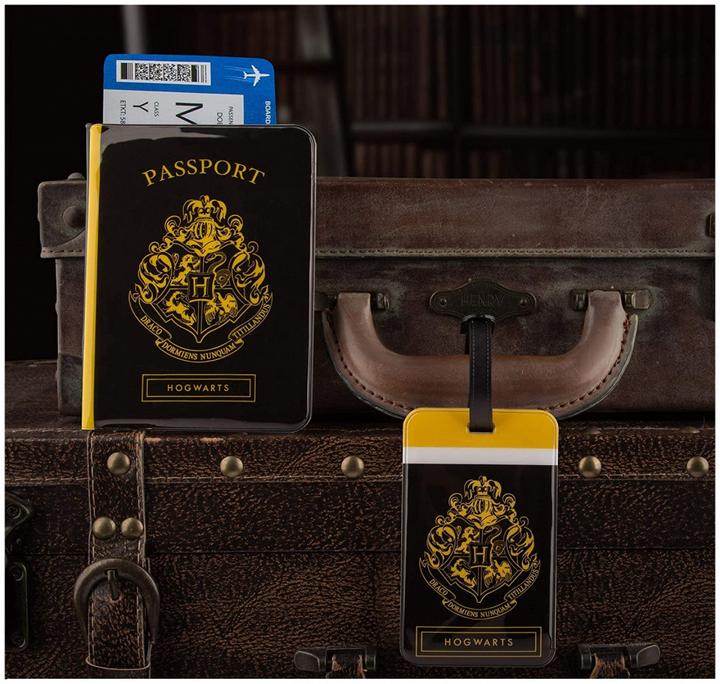 Actual product image Cinereplicas Set of Passport cover and Tag - Hogwarts - Harry Potter CR2510 (Passport cover)