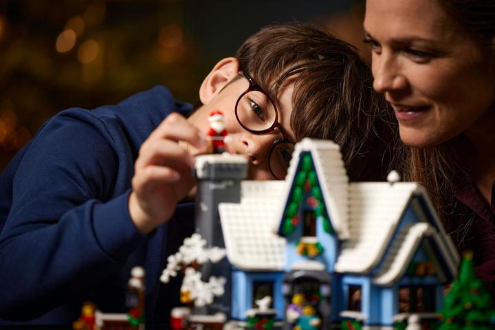 Actual product image LEGO Visit of Santa Claus (10293, LEGO Creator Expert, LEGO Rare Sets)