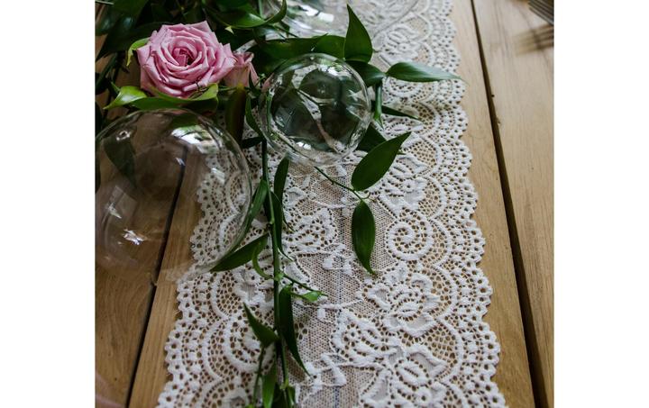 Image du produit Partydeco Tissu dentelle 15 x 900 cm, blanc
