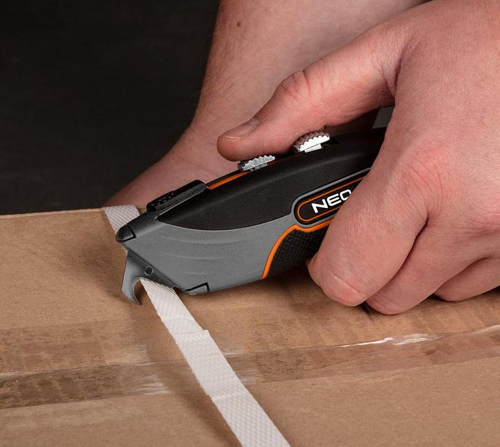 Actual product image Neo Knife with trapezoid and hook blade, metal housing with 6 blades