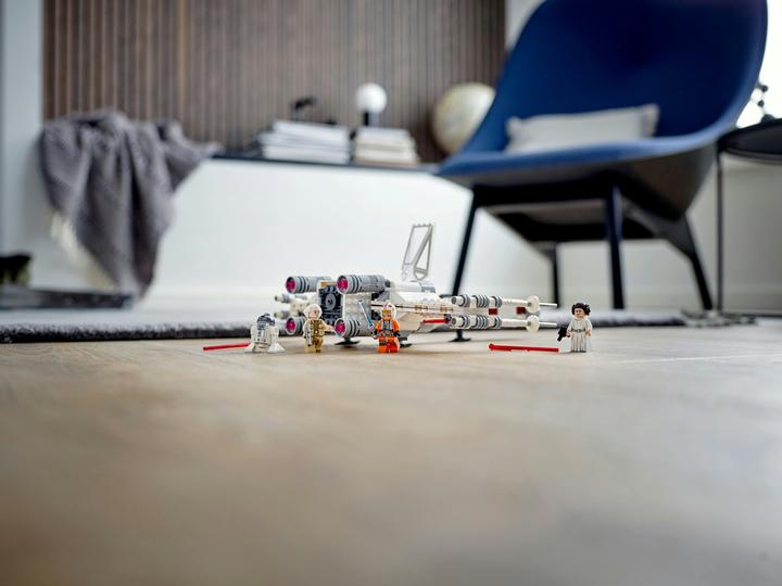 Actual product image LEGO Luke Skywalker's X-Wing Fighter (75301, LEGO Star Wars)