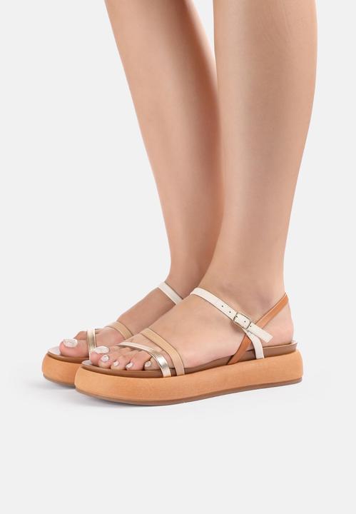 Produktbild Inuovo Ein angesagter Eyecatcher ist diese bequeme und modische Plateausandalette von. Das Modell au (40)