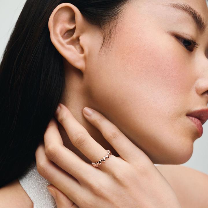 Immagine prodotto Pandora Anello con fila di cuori (58)