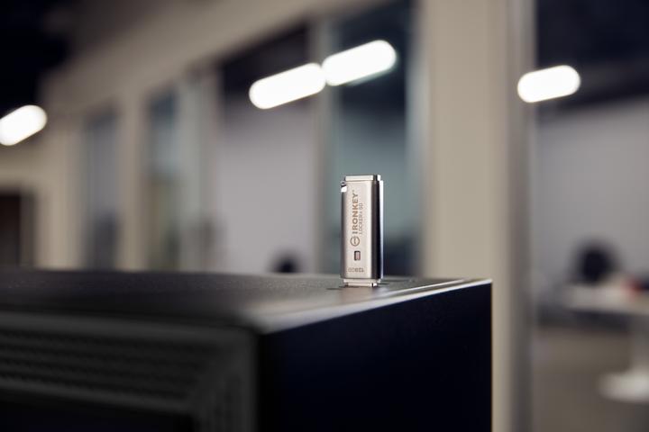 Immagine prodotto Kingston IronKey Locker+ 50 (16 GB, USB 3.2, USB-A)