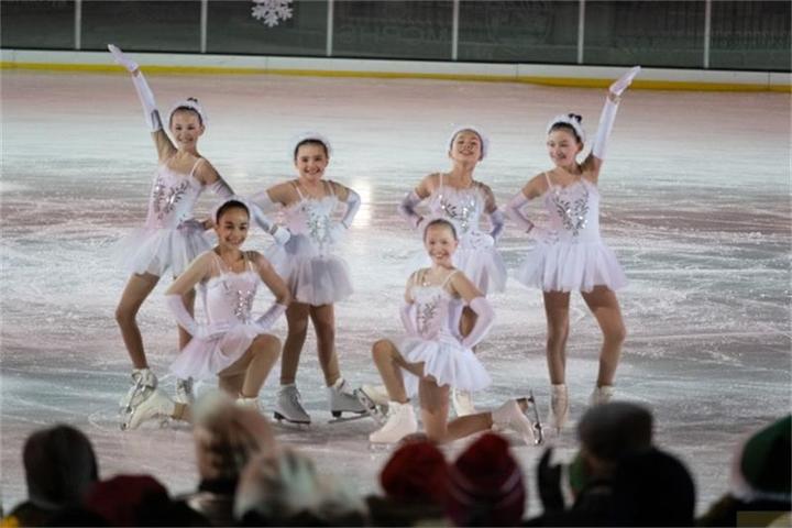 Produktbild Plaion Christmas on Ice (DVD) (Verkauf) (DVD, 2020, Deutsch, Englisch)
