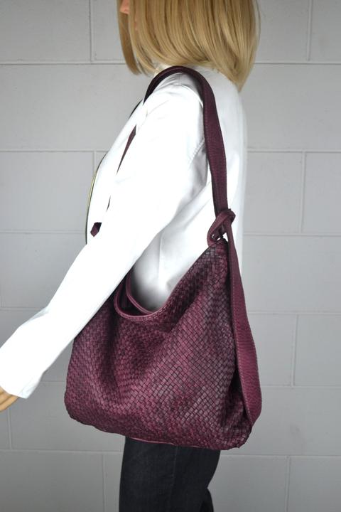 Produktbild Only-Bags.Store Ledertasche, Umhängetasche aus weichem gewebtem Leder, wandelbarer Rucksack aus Leder