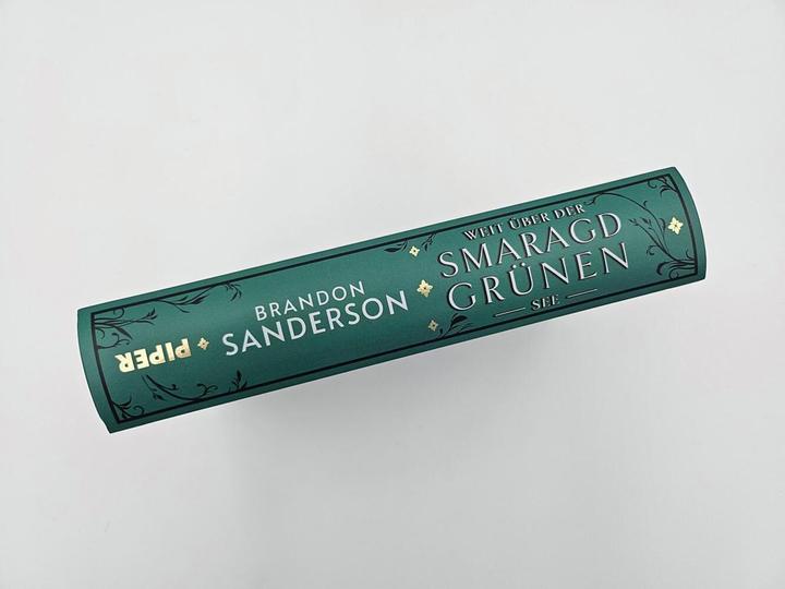 Actual product image Weit über der smaragdgrünen See (German, Howard Lyon, Simon Weinert, Brandon Sanderson, 2023)