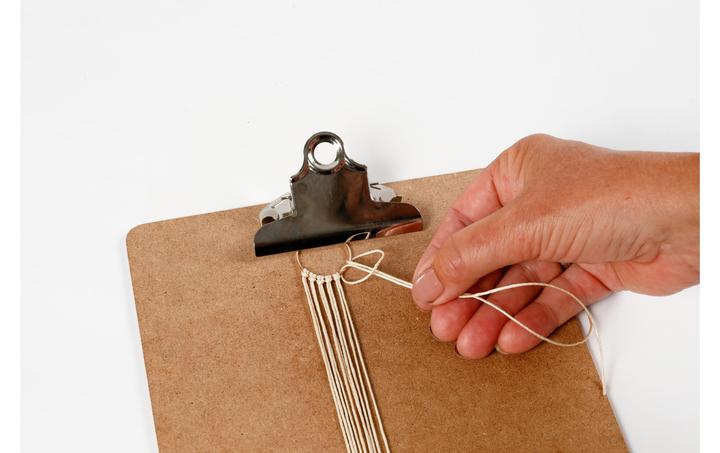 Produktbild Creativ Company Bastelset Macramé Ohrringe Schwarz/Olivbraun/Beige