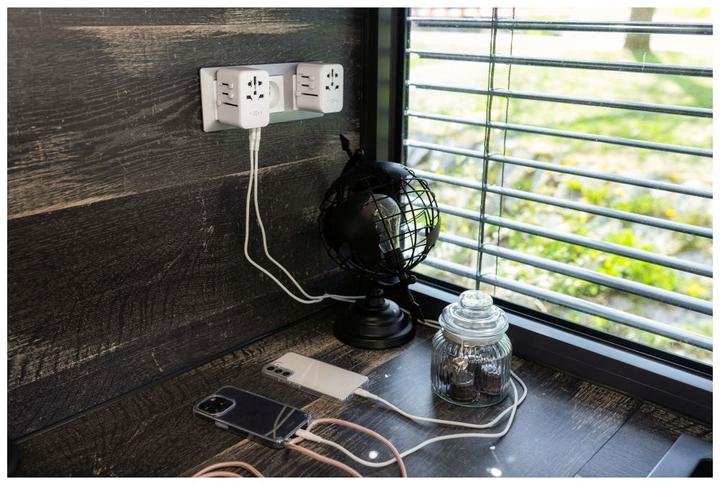 Actual product image Fixed Voyager 65 W travel adapter for EU, UK and USA/AUS, with 3xUSB-C and 2xUSB output, GaN, PD 65W, whit