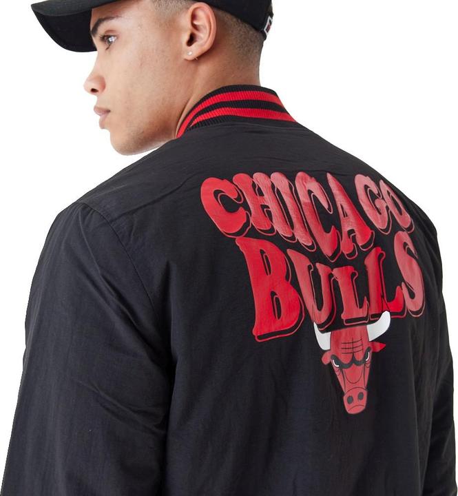 Image du produit New Era College Bomber Veste - BACKPRINT Chicago Bulls (L)