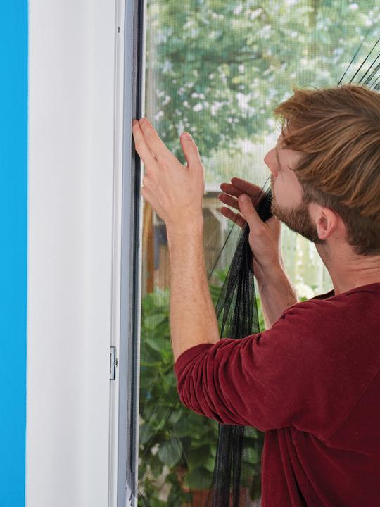 Produktbild tesa Insektenschutz COMFORT für Fenster, mit Klettband, selbstklebend, ohne Bohren (130 x 150 cm)