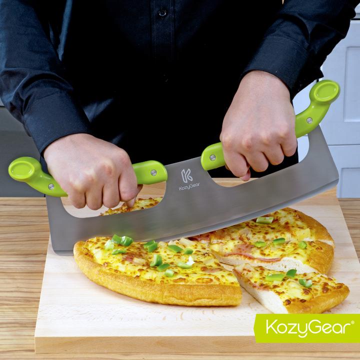 Produktbild Kozygear Pizzaschneider Mezzaluna mit doppel.Schutzgriff