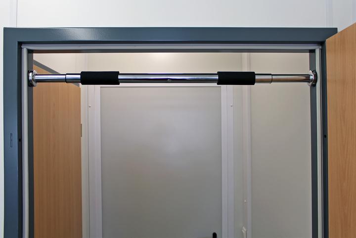 Produktbild Luxtri Klimmzugstange Chrom Türreckstange Turnstange 62-85cm Türrahmen 160kg