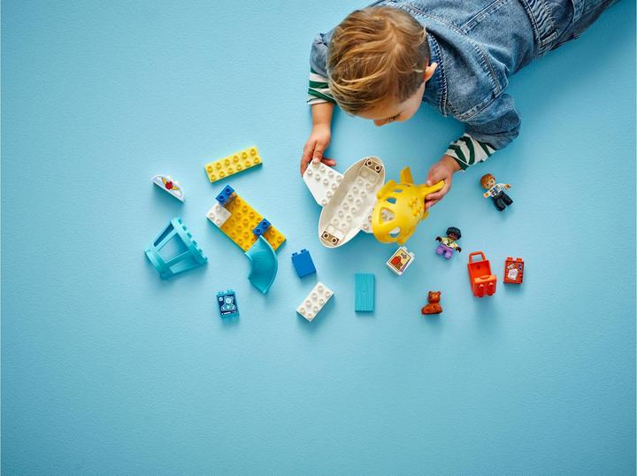 Actual product image LEGO Erster Besuch im Flughafen (10443)