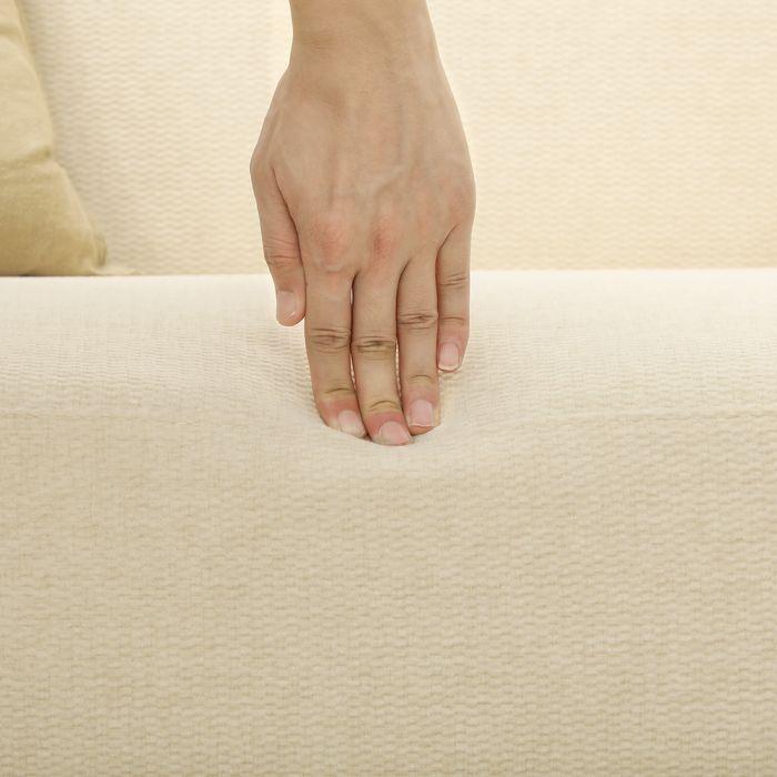 Actual product image Swisshandel24 2 Sitzer Sofa, Kleine Couch mit Samtoptik, Holzbeine für Wohnzimmer Creme (2 person sofa)