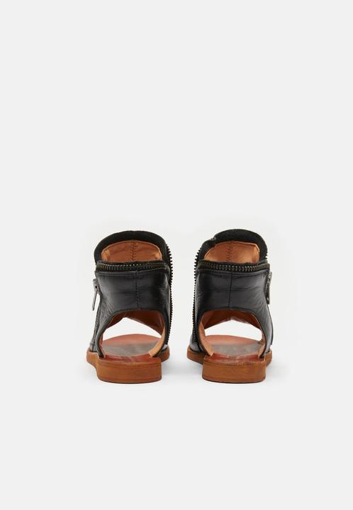 Actual product image Felmini The wide fit CAROLINA W095 combines style and comfort and has been specially designed for people who (41)