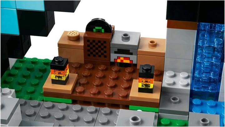 Actual product image LEGO 21244 The Sword Outpost (21244, LEGO Minecraft)