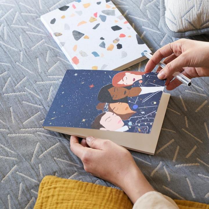 Immagine prodotto Juniqe Prima regola - Illustrazione di moda (A5, Punteggiato)